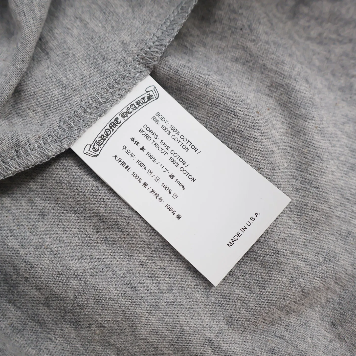 🅿️340 [Exclusive supply] CH Crow heart flocked cross long-sleeved T-shirt (grey) The original version was purchased and developed for 10949, a popular item in early autumn. The fabric is lightly brushed cotton 180g fabric. The upper body is super skin-friendly and soft. Original cowhide main label wash mark. Silver thread anti-counterfeiting laser. Purchased the original version and developed it 1:1 restoration. The flocking print is consistent with the original version. They are all black and cyan (green light), not the ordinary black fake version on the market. The collar threads are also dyed in the same vat. Size:S-M-L-XL